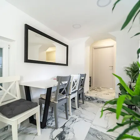 아파트 Blue Eden In Old Town Private Penthouse
