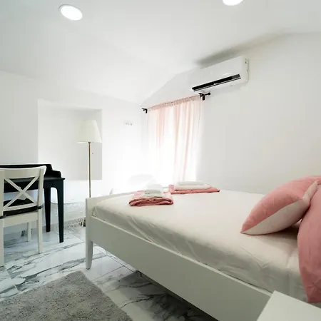 아파트 Blue Eden In Old Town Private Penthouse 자다르